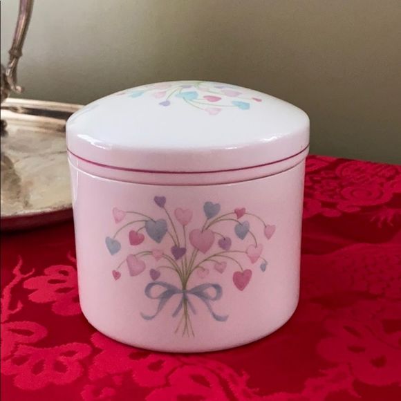 FTDA Other - Vintage covered dish FTDA w hearts bouquet A10